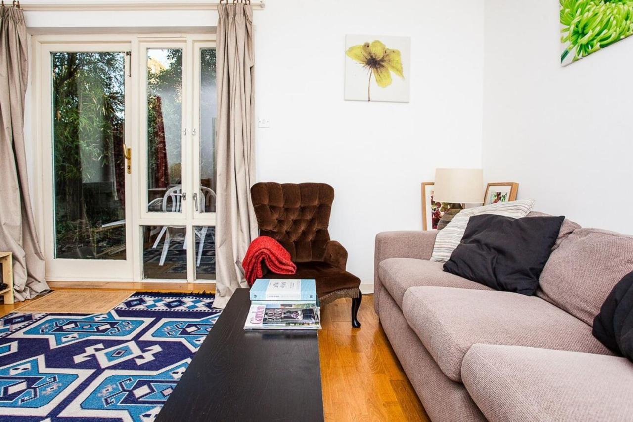 Charming Peaceful 2 Bedroom With Parking And Garden Apartament